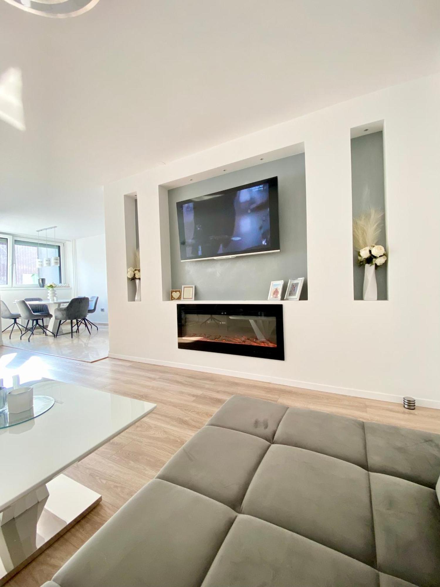 Black & White Hideaway With Garage Apartamento *
