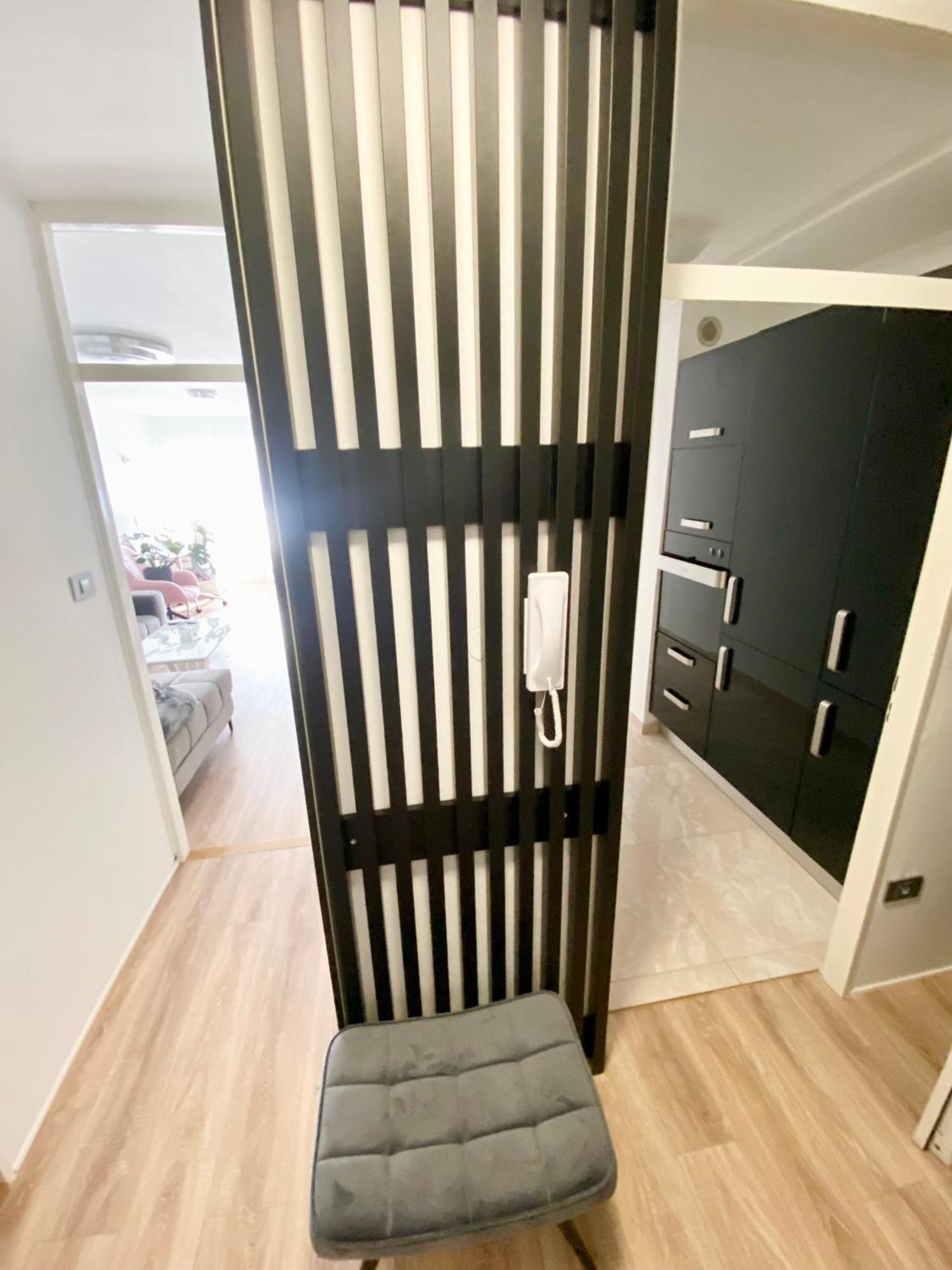 Black & White Hideaway With Garage Apartamento