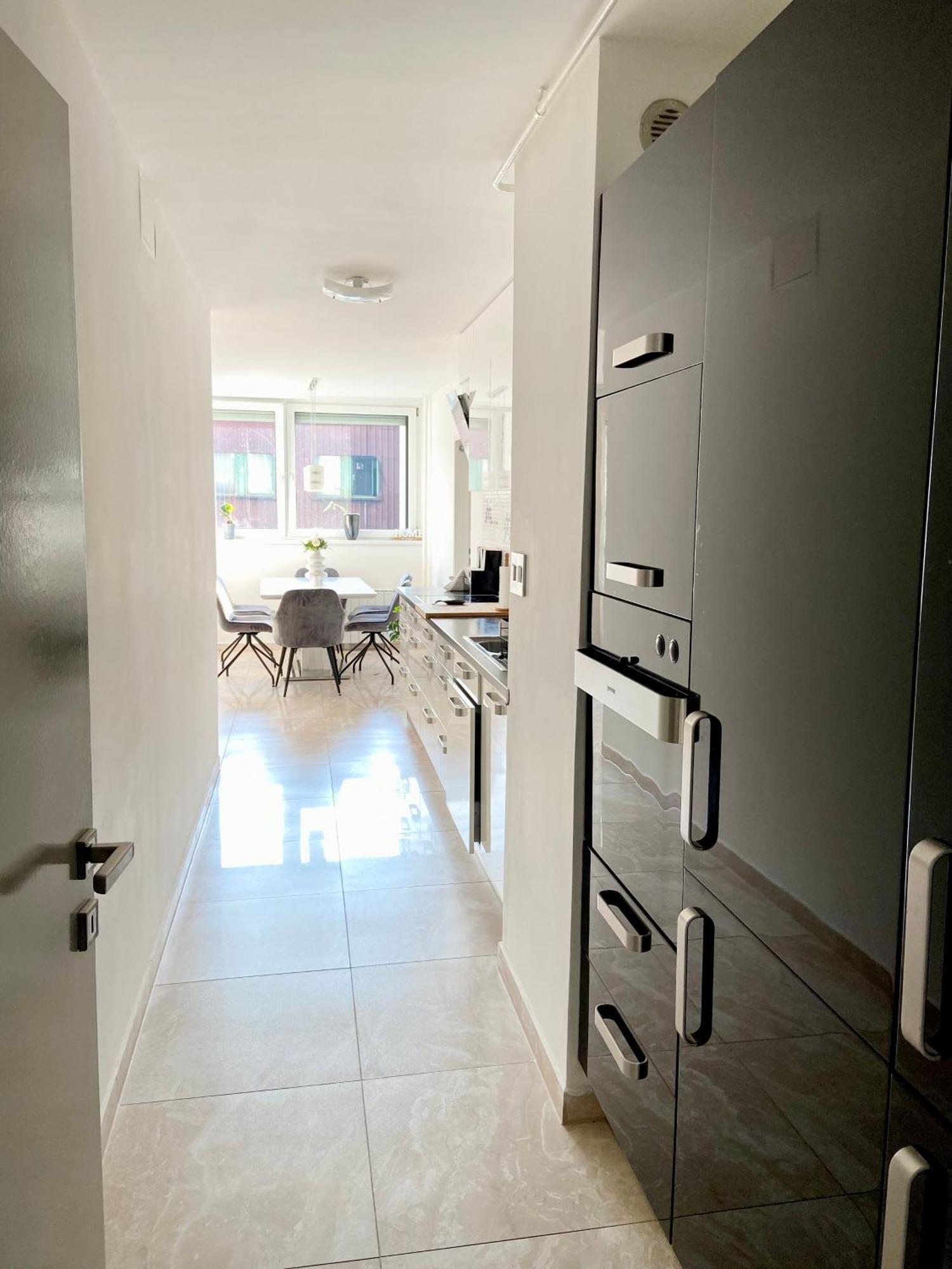 Apartamento Black & White Hideaway With Garage *