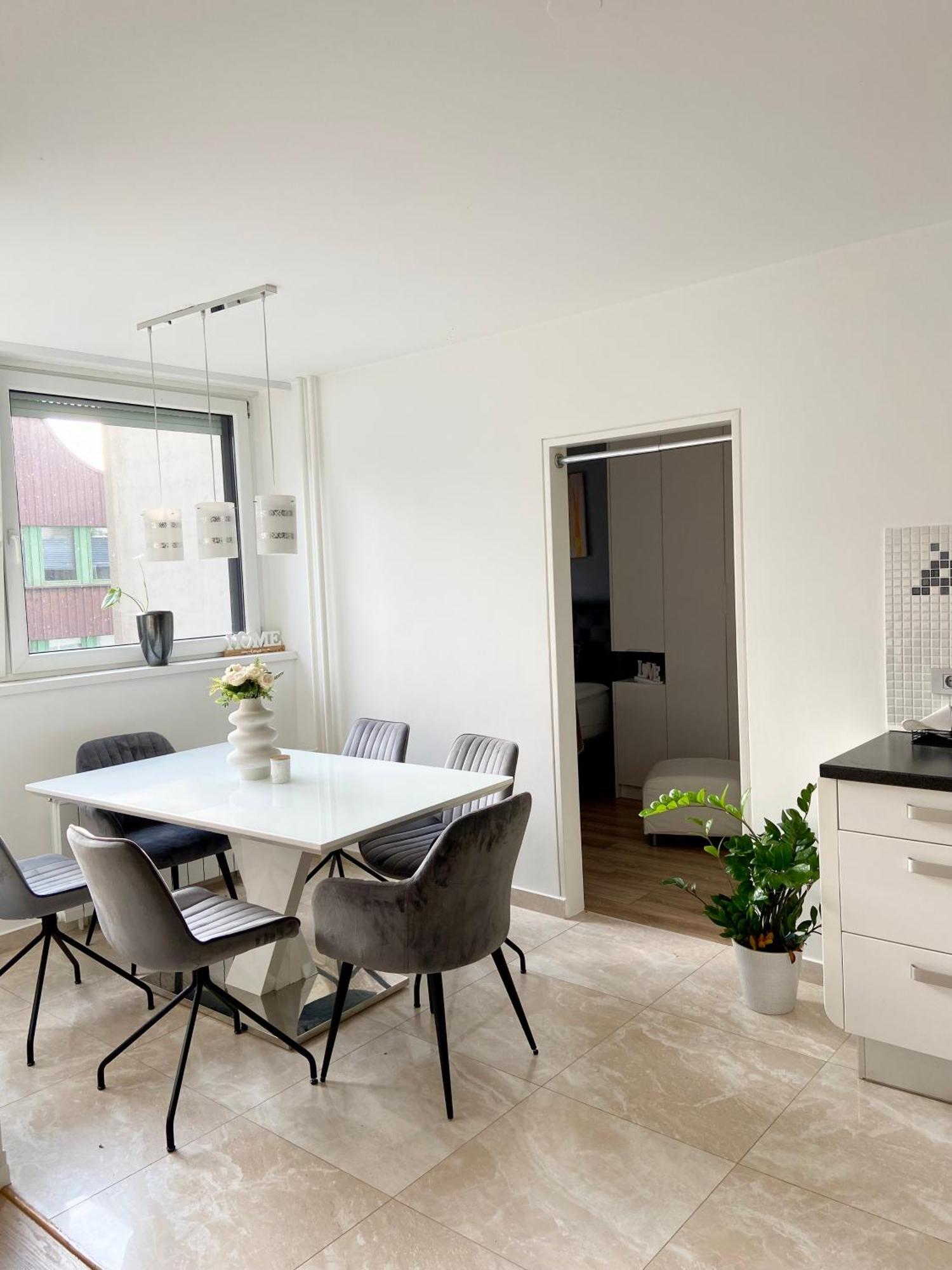 Black & White Hideaway With Garage Apartamento *