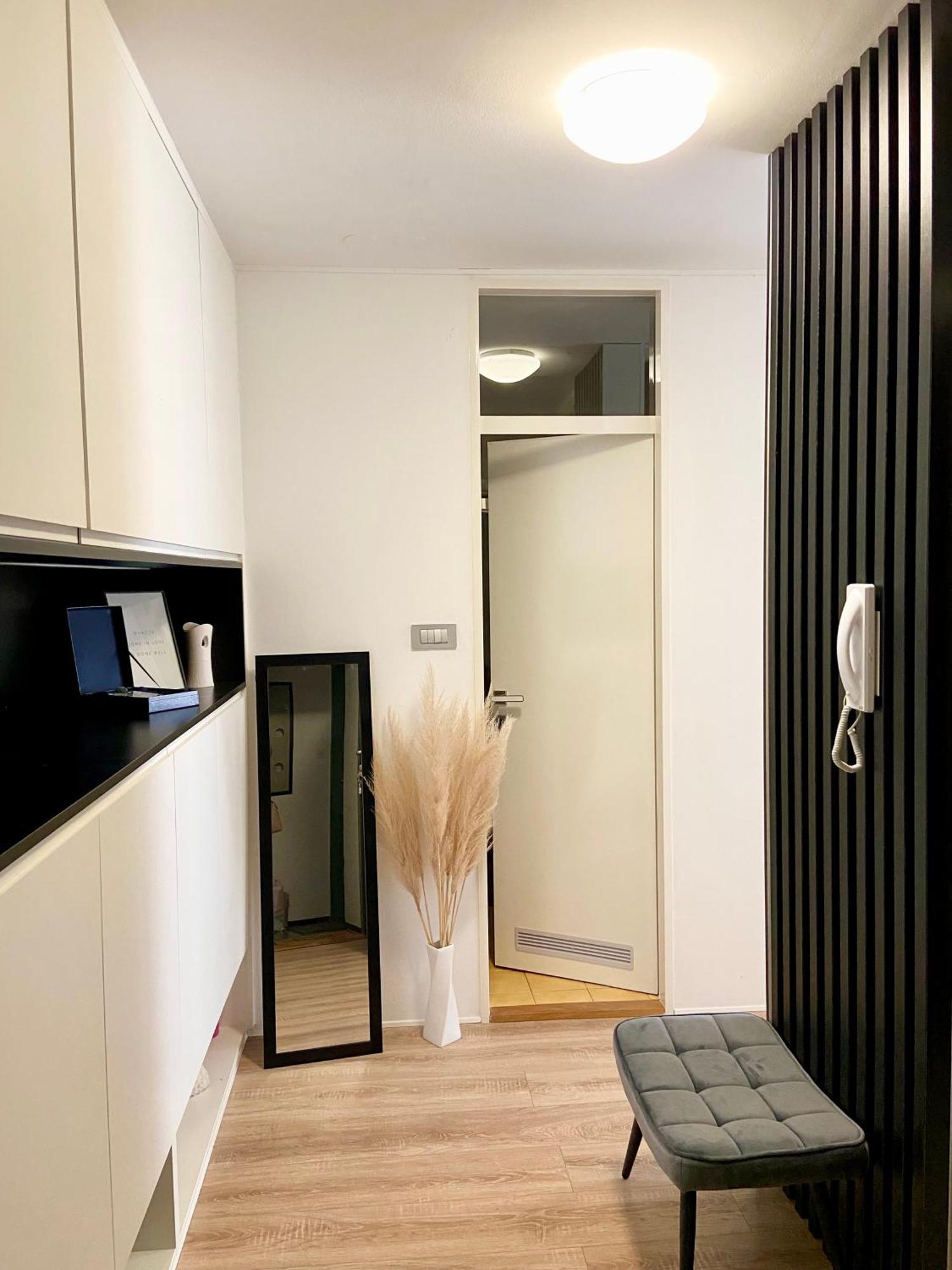 Black & White Hideaway With Garage Liubliana