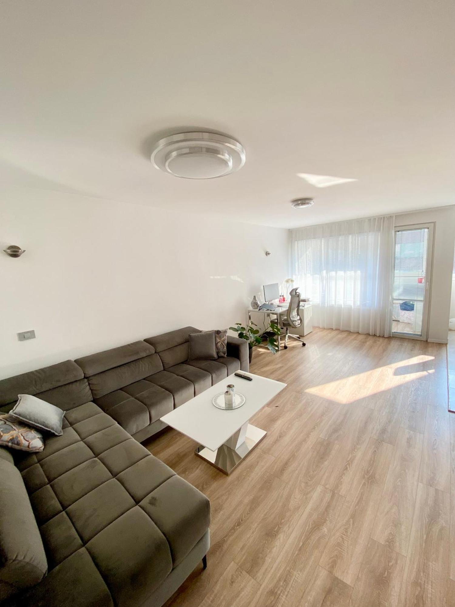 Black & White Hideaway With Garage Apartamento Liubliana