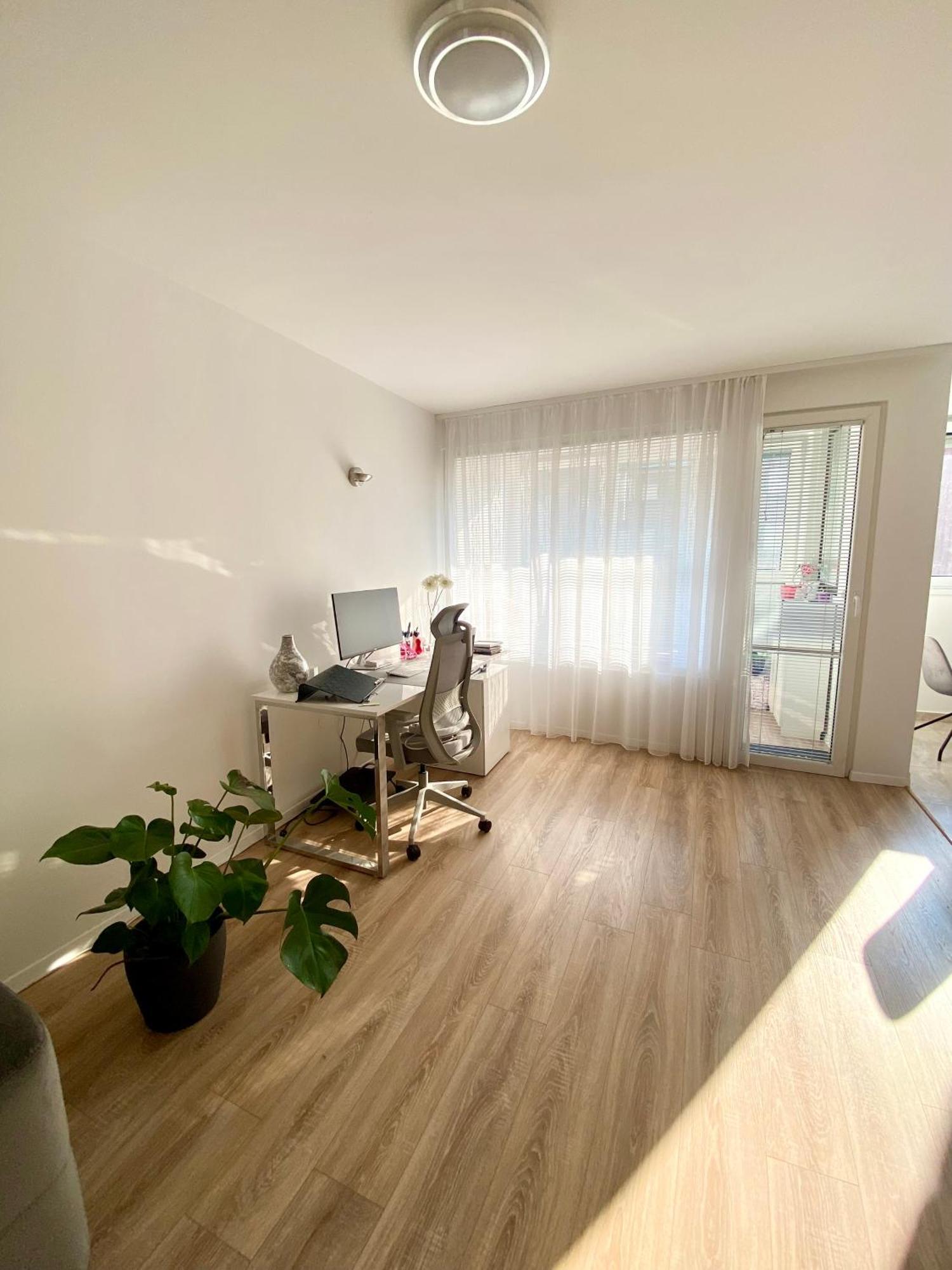 Black & White Hideaway With Garage Apartamento *