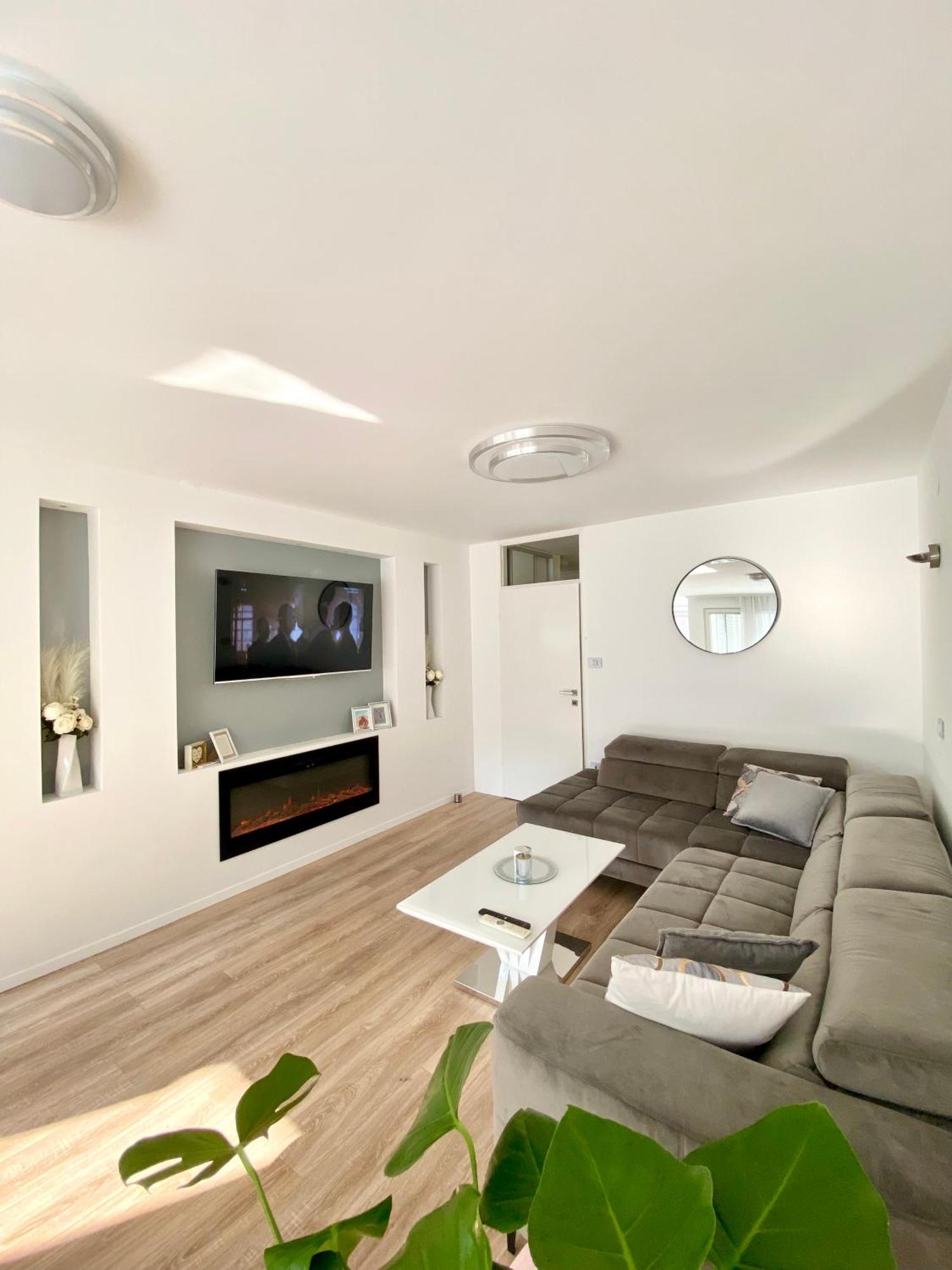Apartamento Black & White Hideaway With Garage *